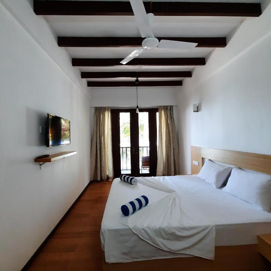 Готель Thundi Sea View Фулідгу Екстер'єр фото